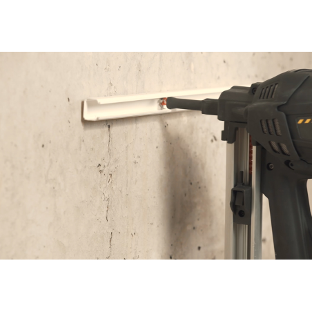 FORCE ONE+ – Kabelkanalbefestigung an Betonwand mit AW-Scheibe