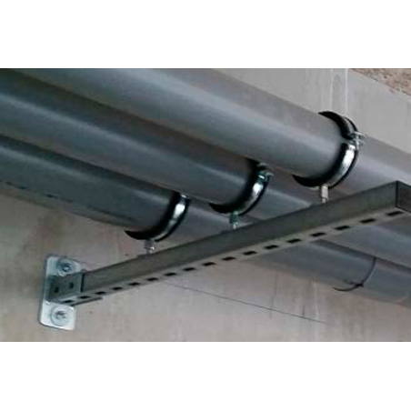 Anwendungsbild Betonschraube BTS6: Betonschraube hält Profilstrebe mit Rohren