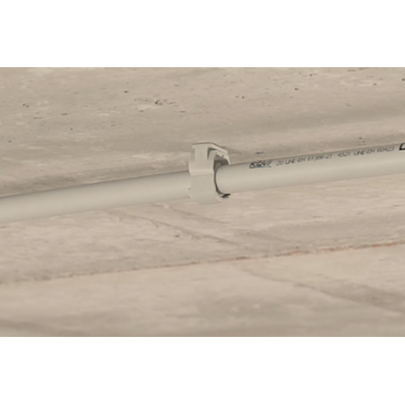 Anwendungsbild für die ABT Schelle, die ein Rohr an der Decke hält. 