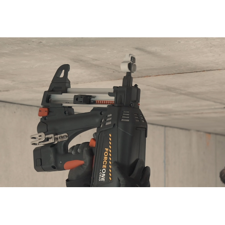 Anwendungsbild Kunststoffschelle Abranyl® ABT: Selbstschließende Multidurchmesser-Schelle mit dem Gasnagler FORCE ONE+ an Decken montiert.