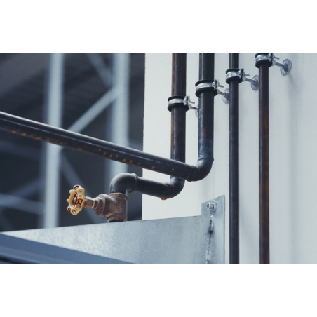 Anwendungsbild Schnellverschlussrohrschelle RIF: Befestigung von Rohrleitungen mit Hilfe von RIF und einer Gewindestange an der Wand