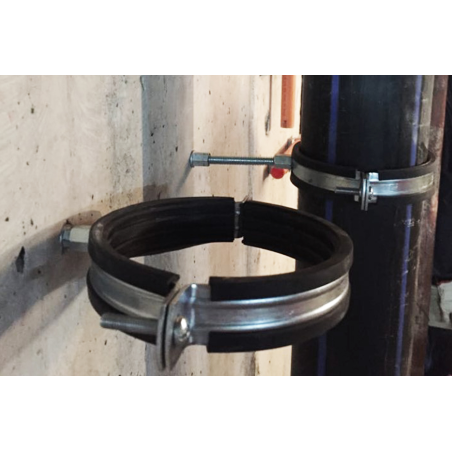 Anwendungsbild Betonschraube BTS6 H mit Innengewinde: Gewindestange und Metallschelle am Innengewinde der BTS befestigt