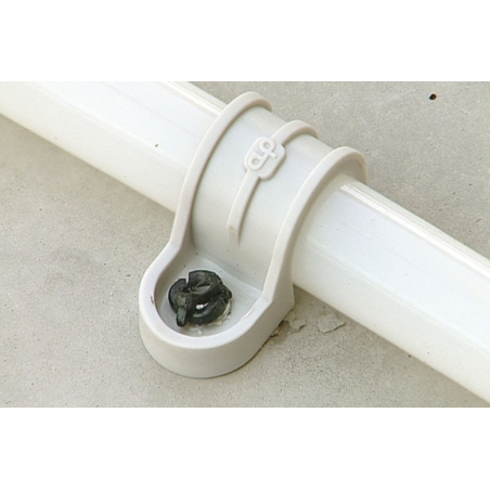 Anwendungsbild Kunststoff Rohrschelle FP: FP montiert an Beton mit einem Gasnagler-Nagel