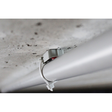 Anwendungsbild Kabelbinderbefestigung TBL: TBL wurde mit Gasnagler an der Decke befestigt und hält ein Kunststoffrohr