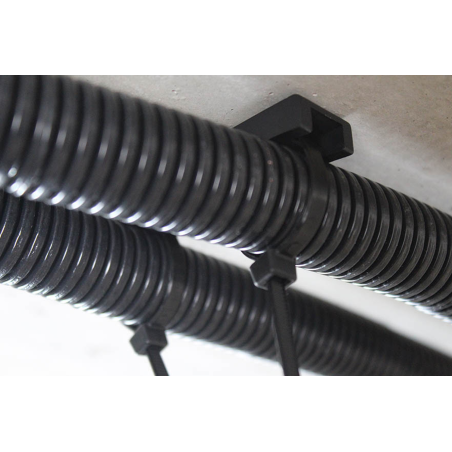 Anwendungsbild Kabelbinderbefestigung TBD: TBD montiert zwei Schläuche mit einem Befestigungspunkt