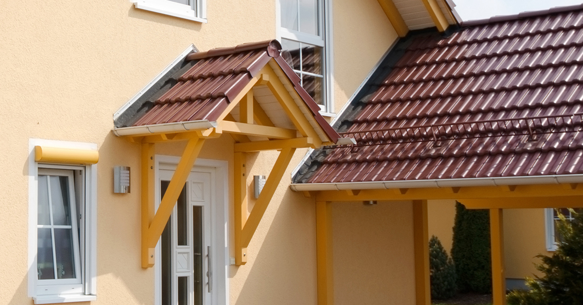 Sockelschutzleisten und Gesimsabdeckungen an einem gedämmten Haus mit Holzfaserdämmung und Perimeterplatten.