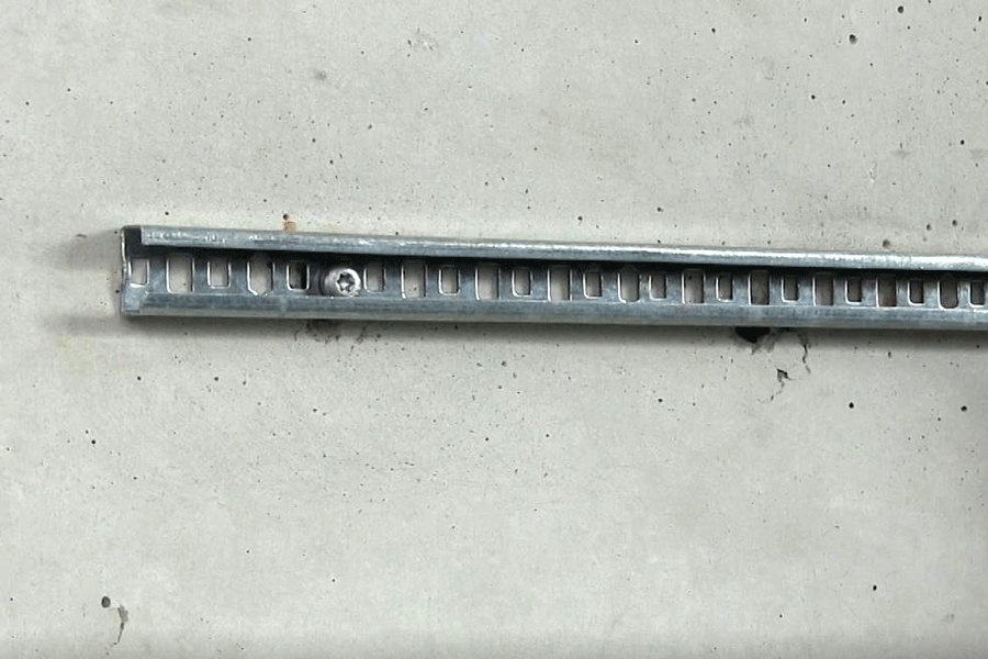 Metallprofil auf Betonoberfläche montiert