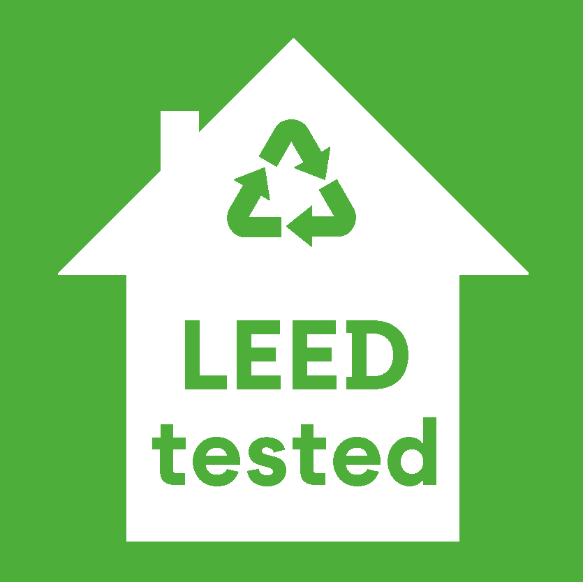 Grünes Quadrat mit einem weißen Haus in der Mitte, darauf steht in Grüner Schrift LEED tested, darüber befindet sich ein Gründer Kreis aus Pfeilen welcher dem Recycling Symbol ähnelt.