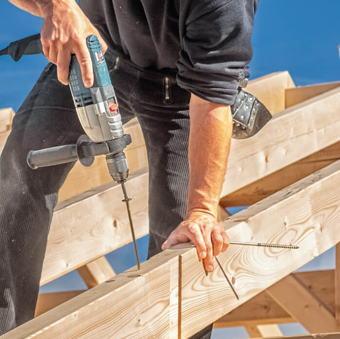 Einschrauben von Konstruktionsschrauben mit Tellerkopf im Dachbau