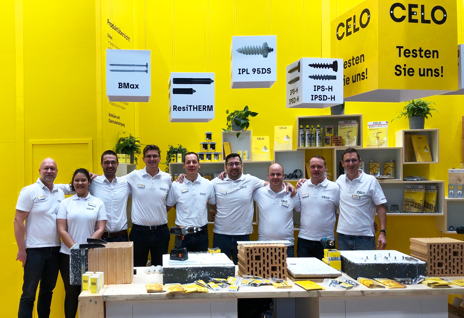 CELO-Team posiert an ihrem Messestand