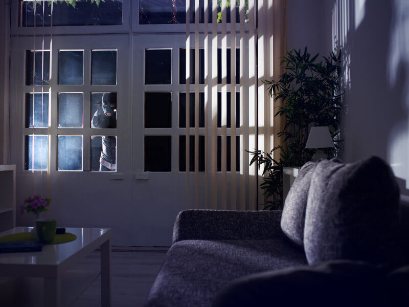Fenster und Türen effektiv sichern: Einbruchschutz mit der Fenstersicherungslasche ProtectFIX vom Fachmann für Befestigungssysteme - Headerbild, Einbrecher am Fenster
