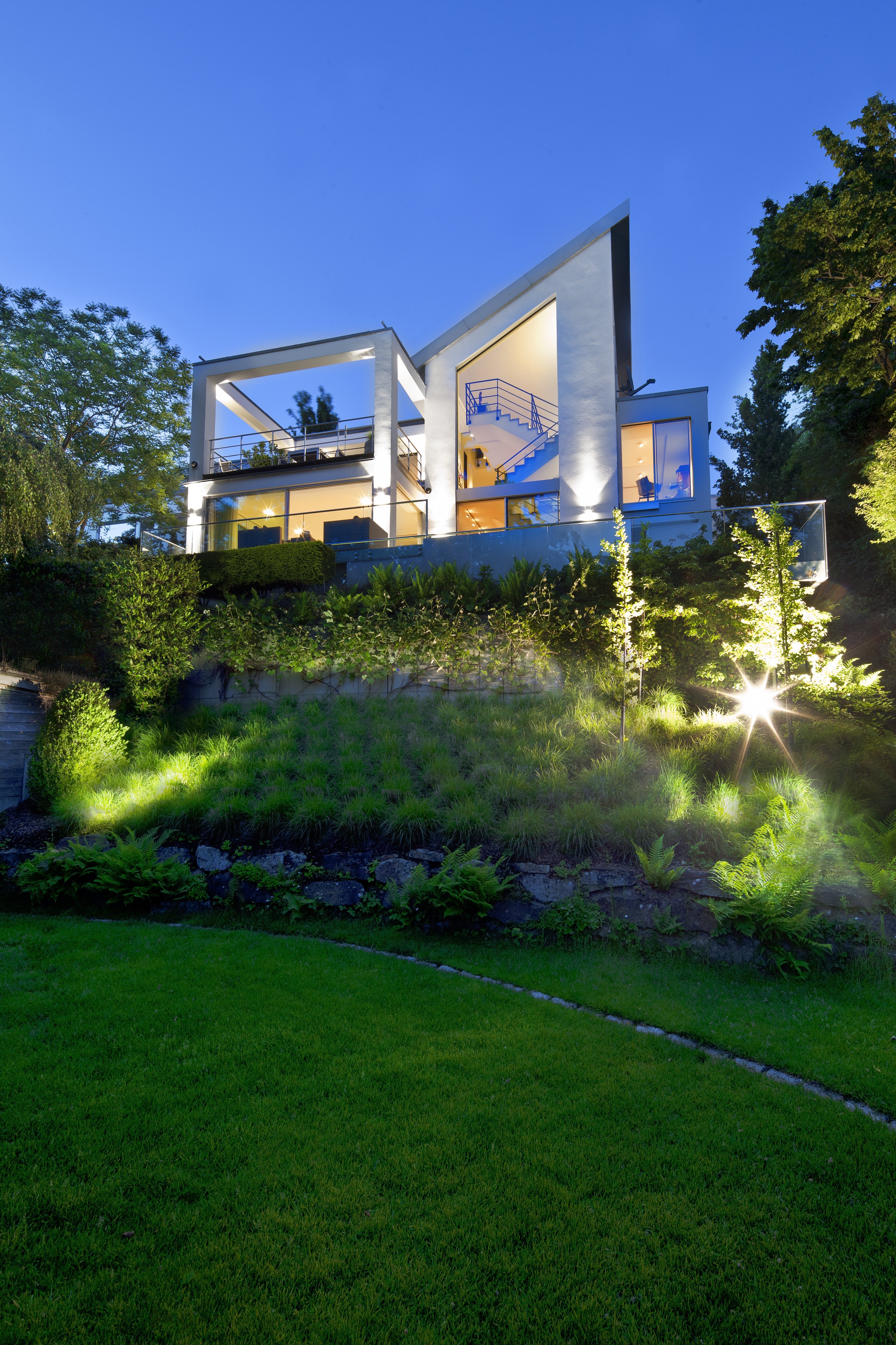 ProtectFIX Villa im Dortmunder Umland mit großer Glasscheibe am Abend