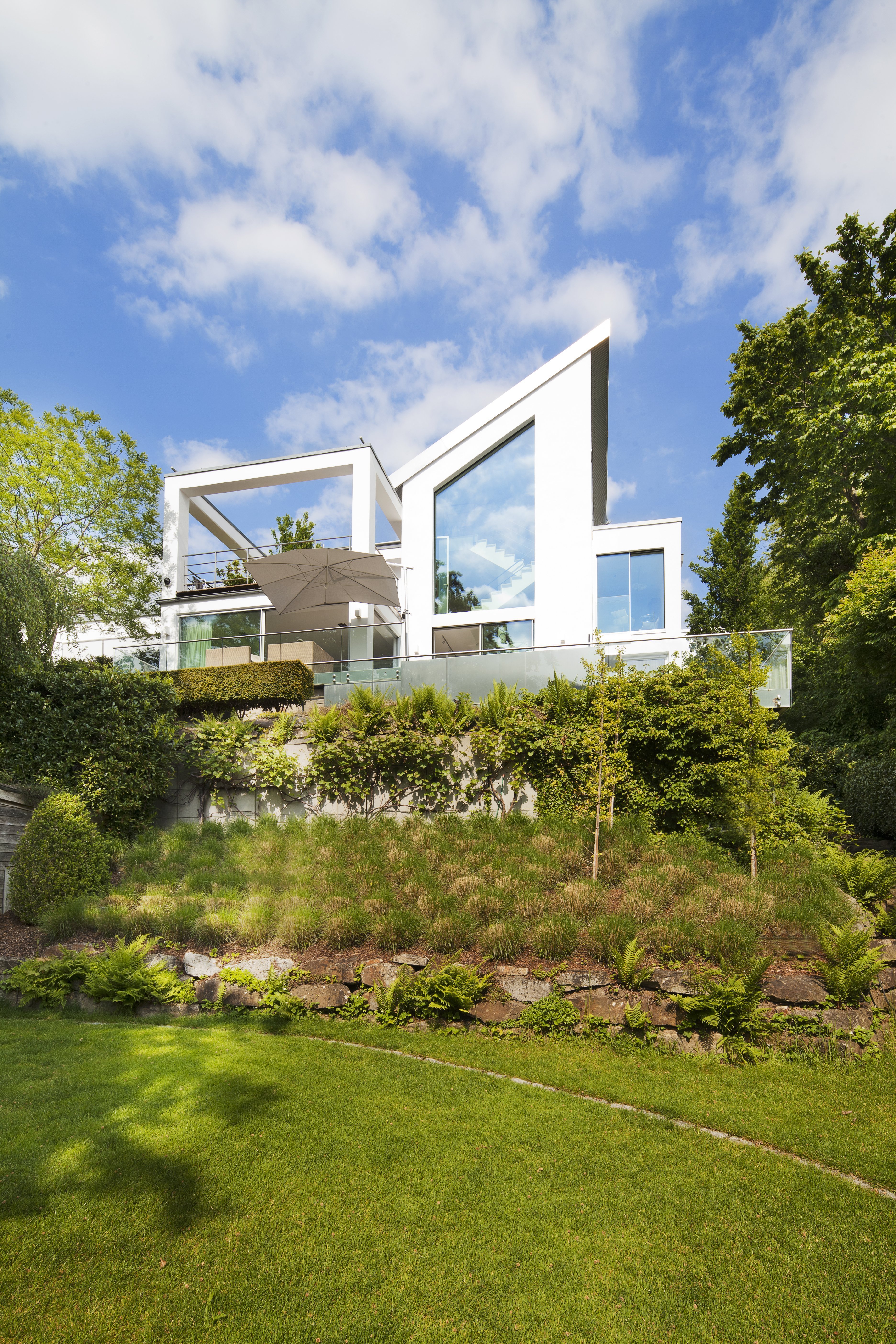 ProtectFIX sichert 950 kg schweres Fenster, Ansicht auf Villa mit Garten