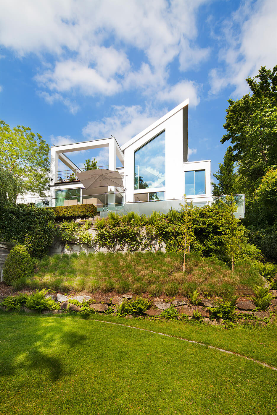 ProtectFIX Villa im Dortmunder Umland mit großer Glasscheibe am Abend