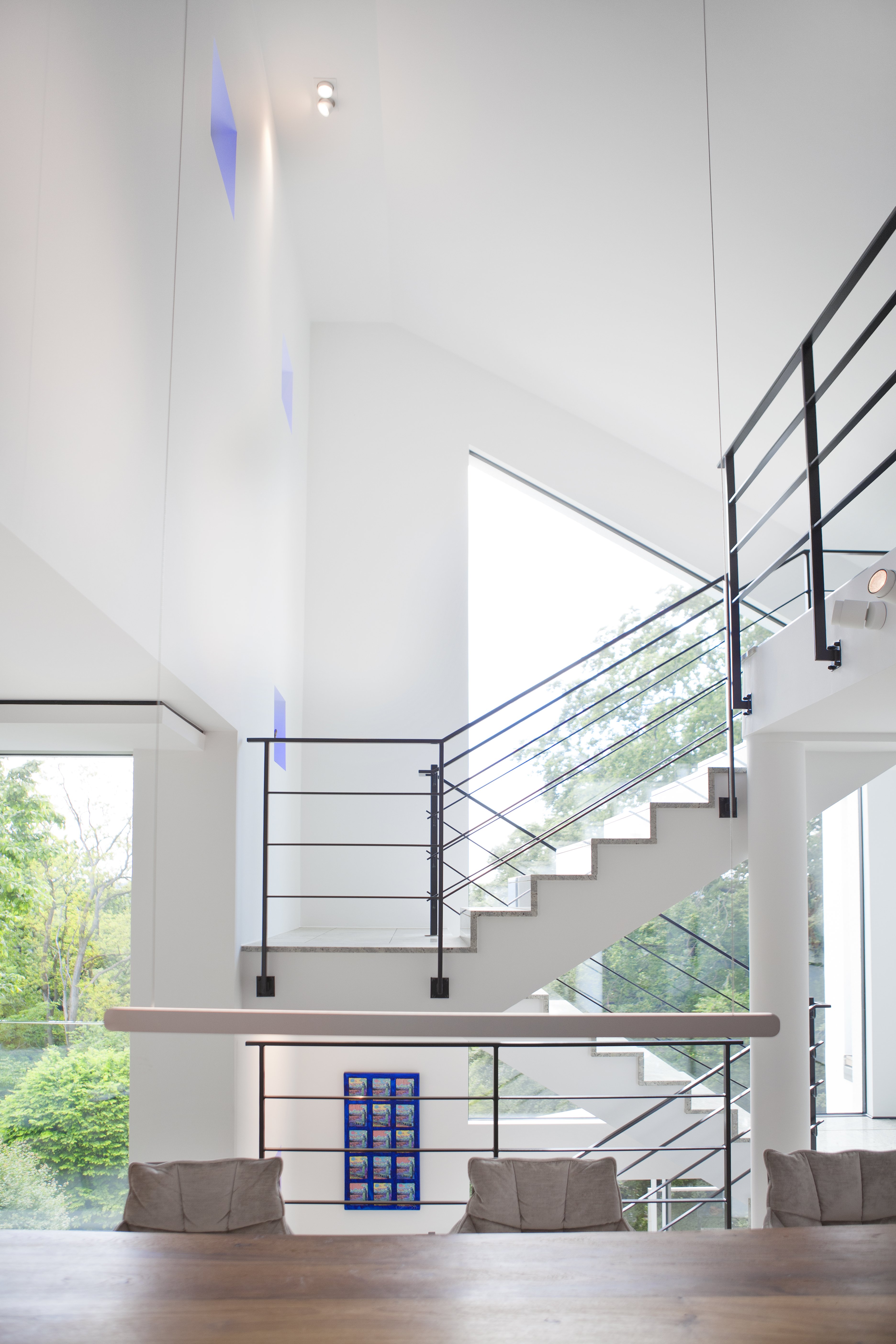 Minimalistisches Treppenhaus vor Glasfenster, das mit ProtectFIX-Sicherunslaschen befestigt wurde