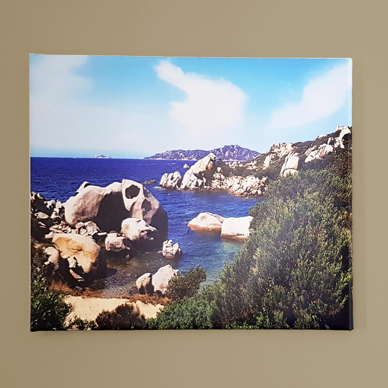 Anwendungsbeispiele für Hohlraumdübel HR: Leinwand mit Urlaubsbild aus Sardinien