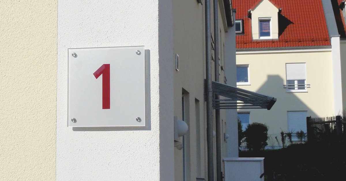 Hausnummer befestigt an einger gedämmten Hauswand  mit CELO Dämmstoffdübeln.