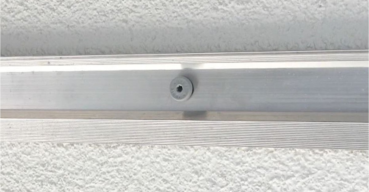 Metallleiste befestigt mit CELO Dämmstoffdübeln an einer gedämmten Hauswand.