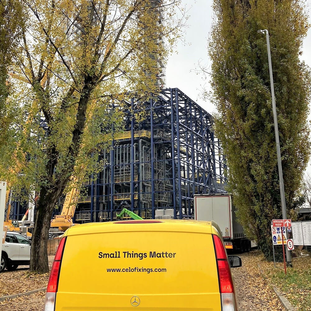 Baustelle mit CELO Transporter im Vordergrund. Wir kommen zu Ihnen vor Ort an die Baustelle um Ihnen unsere Produkte vorzustellen