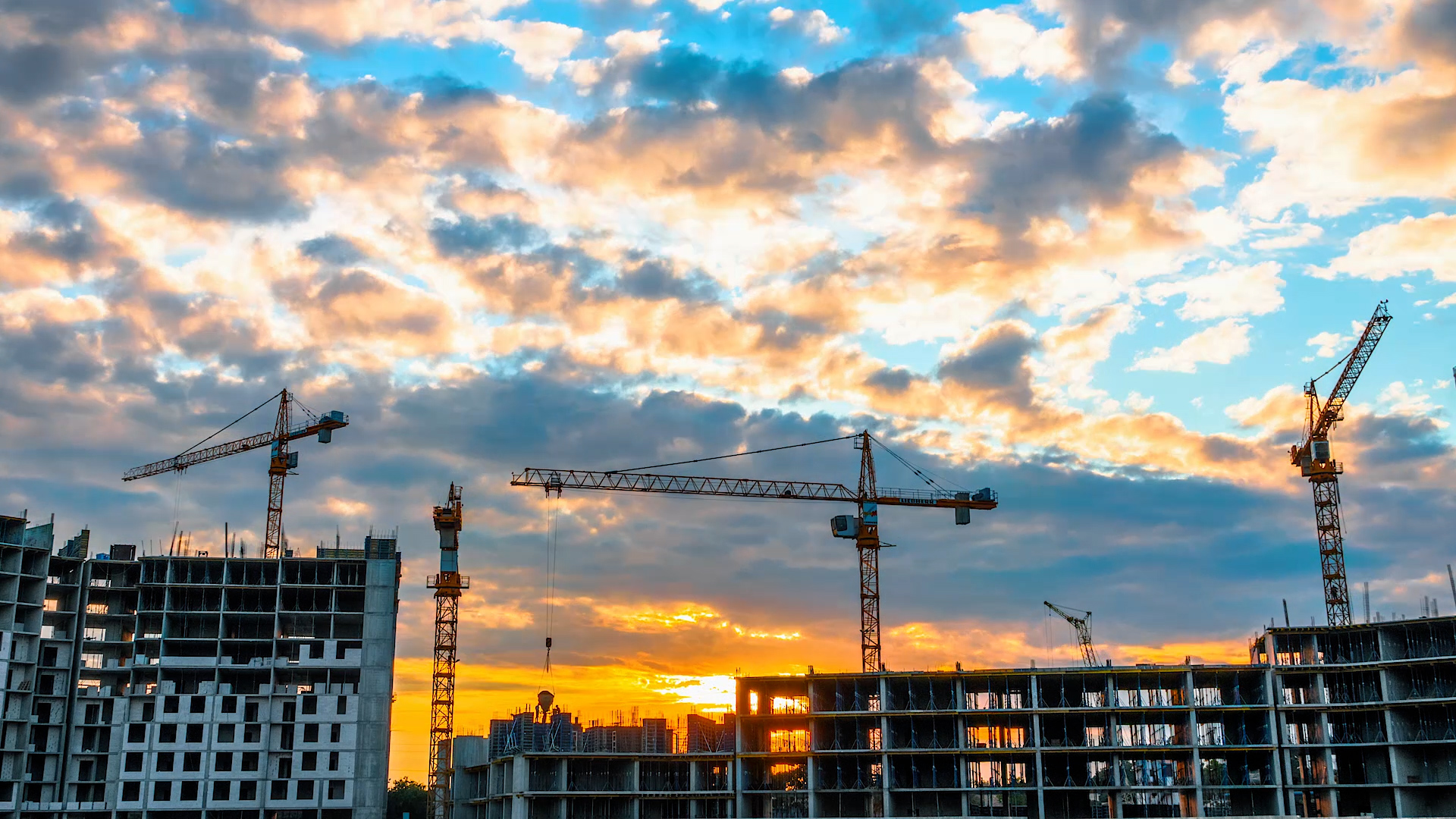 Baustelle im Abendrot vor wolkemreichen Himmel - CELO steht für innovative Lösungen am Markt