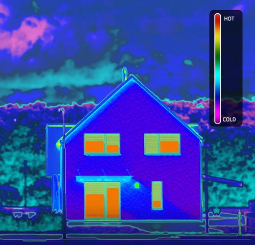 Wärmekamerabild von einer gedämmten Hausfassade.