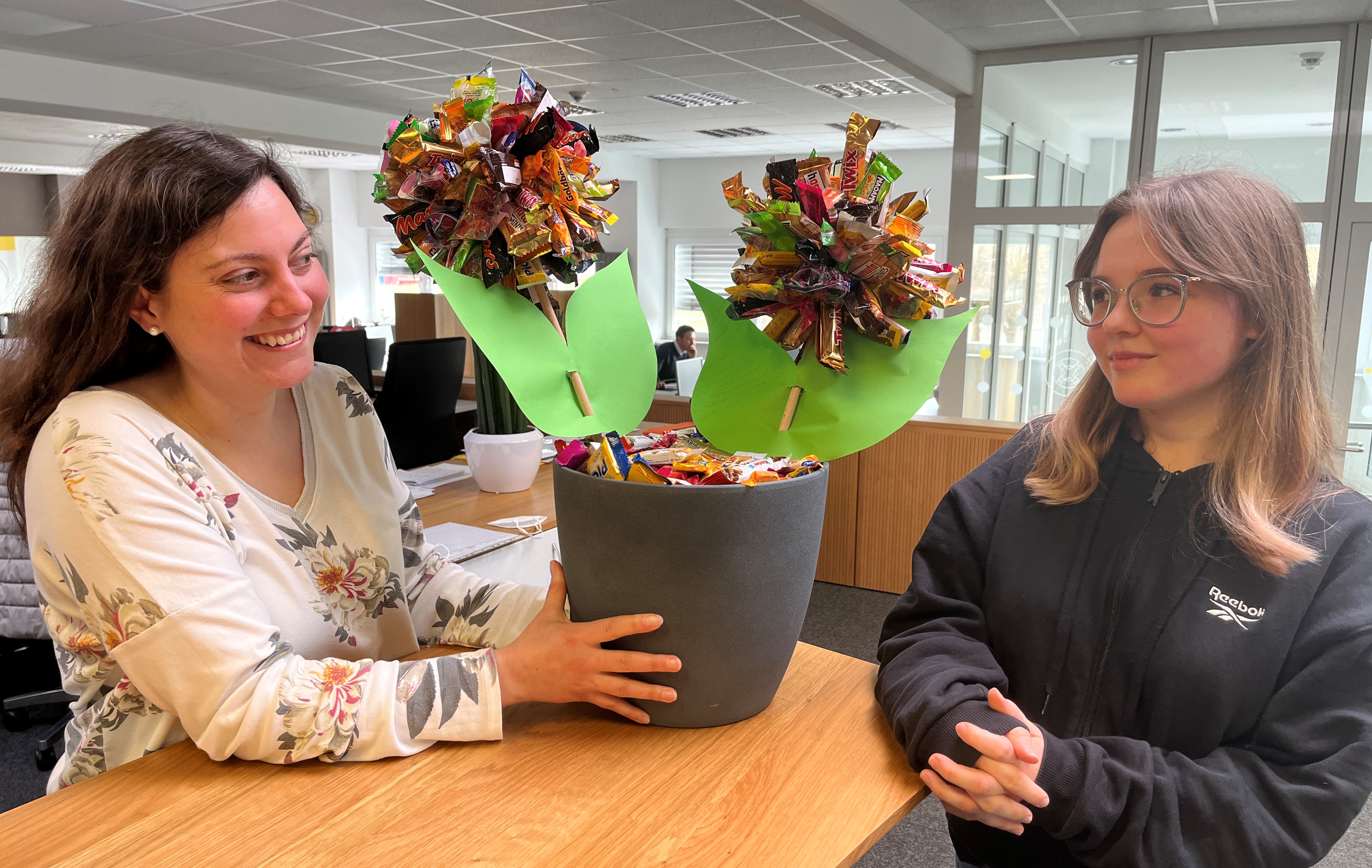 Ausbildungsleiterin Julia (links) gratuliert Franziska (rechts) zum erfolgreichen Abschluss.